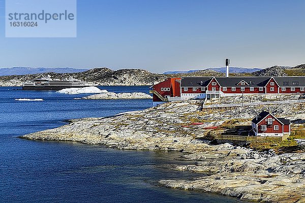 Bunte Häuser mit Blick in die Diskobucht zum Kreuzfahrtschiff Ponant  Ilulissat  Westgrönland  Grönland  Nordamerika