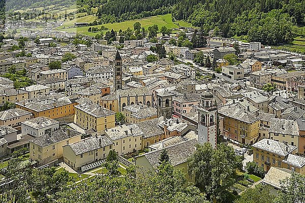 Ortsansicht mit Stiftskirche St. Viktor und Reformierte Kirche  Poschiavo  Puschlav  Kanton Graubünden  Schweiz  Europa