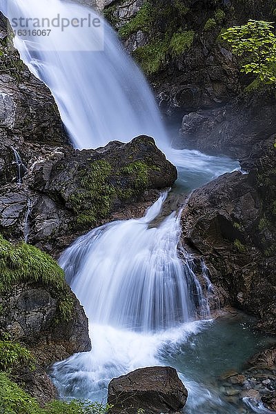 Wasserfall und Kaskaden in der Groppensteinschlucht  Obervellach  Drautal  Kärnten  Österreich  Europa