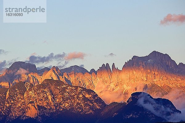 Bergmassiv Rosengarten im Abendlicht  Dolomiten  Südtirol  Italien  Europa