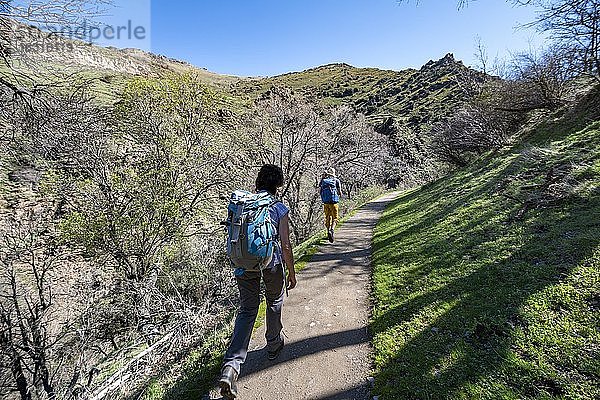 Zwei Wanderer auf Wanderweg Vereda de la Estrella  Sierra Nevada  Berge bei Granada  Andalusien  Spanien  Europa
