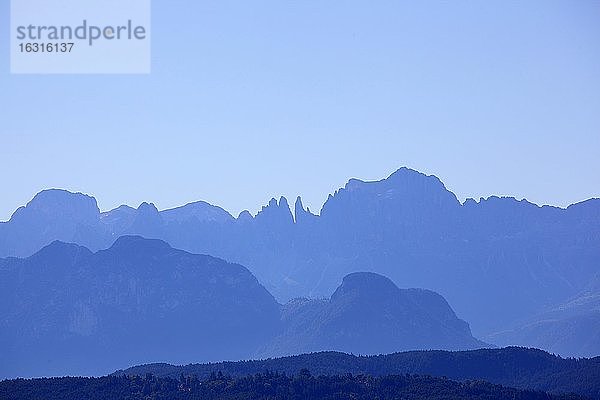Bergmassiv Rosengarten zur blauen Stunde  Dolomiten  Südtirol  Italien  Europa