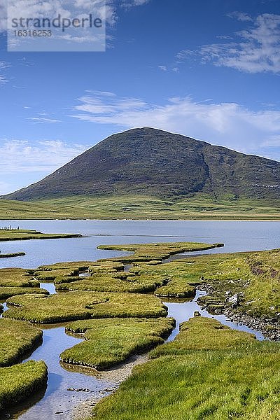 Marschlandschaft bei Northton mit dem Ceapabhal Hill  Isle of Harris  Schottland  Großbritannien  Europa