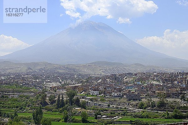 Blick vom Aussichtspunkt Mirador de Yanahuara auf den Vulkan Misti  Arequipa  Peru  Südamerika