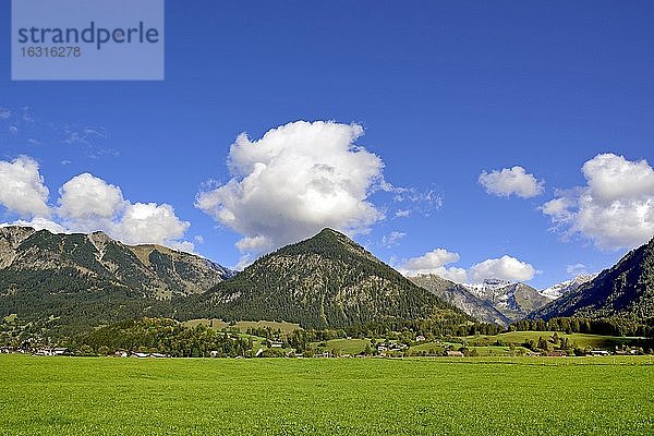 Ausblick von den Lorettowiesen auf die Berge bei Oberstdorf  Gaisalphorn 1953m  Nebelhorn 2224m und Schattenberg 1721m  Allgäuer Alpen  Allgäu  Bayern  Deutschland  Europa