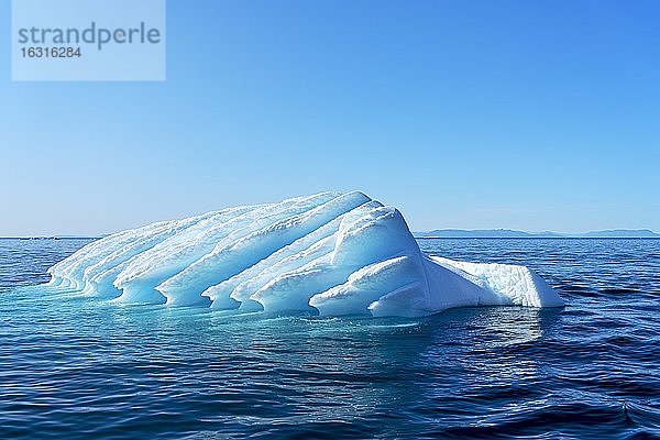 Zerfurchter Eisberg treibt durch Eisfjord  UNESCO-Weltnaturerbe  Diskobucht  Ilulissat  Westgrönland  Grönland  Nordamerika
