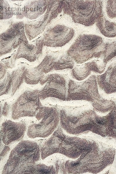Hintergrundbild  Wellenmuster im Sand am Strand der Ostsee  bei Graal-Müritz  Mecklenburg-Vorpommern  Deutschland  Europa