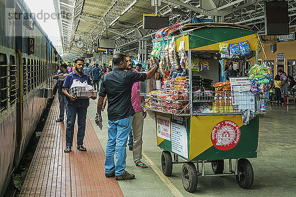 Imbisswagen für Catering am Bahnhof von Khozikode (Calicut)  der zweitgrößten Stadt des Bundesstaates  Khozikode  Kerala  Indien  Asien