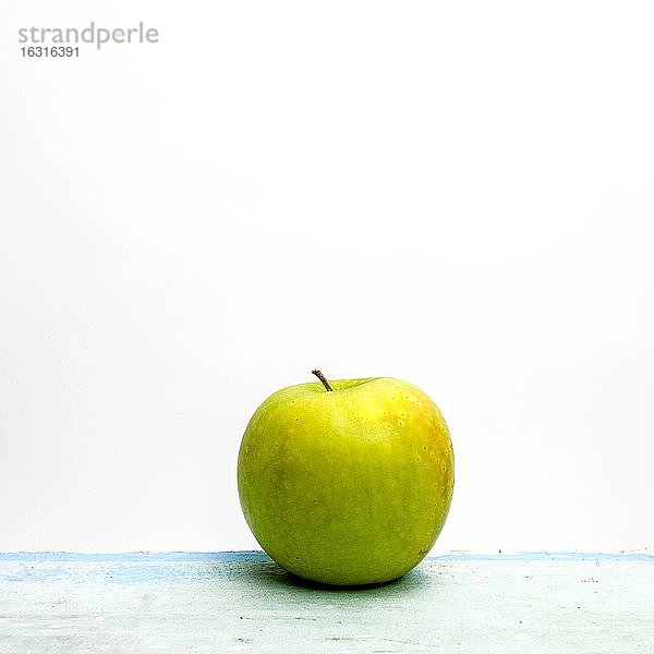 Apfel auf weißem Hintergrund  Studioaufnahme  Frankreich  Europa