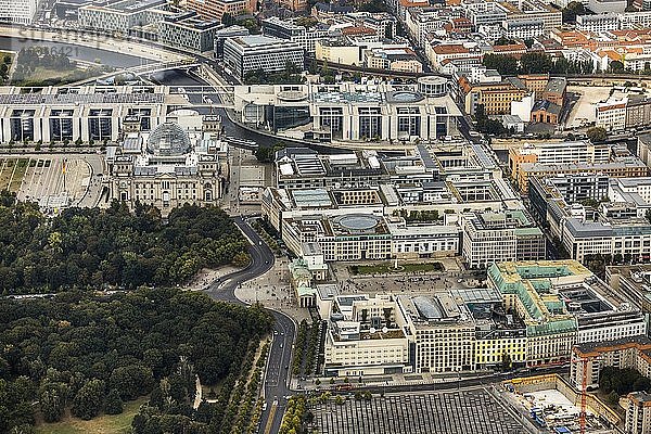 Brandenburger Tor  Reichstag und Holocaust-Mahnmal  Berlin  Deutschland  Europa
