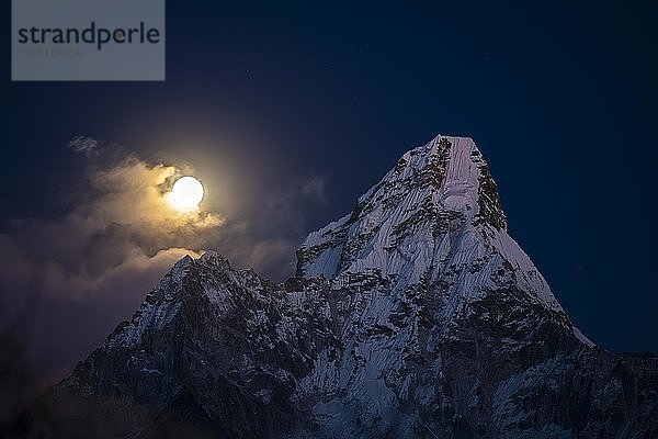 Ama Dablam 6812 m im Abendlicht mit Mond (Matterhorn Nepals)  Mahalangur Himal  Solu Khumbu  Nepal  Himalaya  Asien
