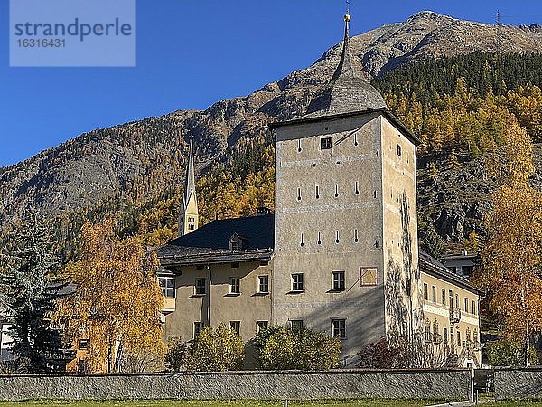 Nationalparkzentrum und Schloss Planta-Wildenberg  Zernez  Engadin  Graubünden  Schweiz  Europa