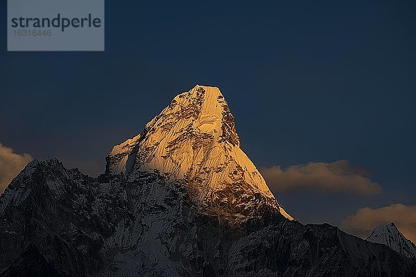 Ama Dablam 6812 m im Abendlicht (Matterhorn Nepals)  Mahalangur Himal  Solu Khumbu  Nepal  Himalaya  Asien