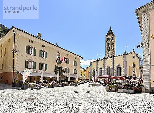 Dorfplatz mit Stiftskirche San Vittore Mauro  Poschiavo  Puschlav  Kanton Graubünden  Schweiz  Europa