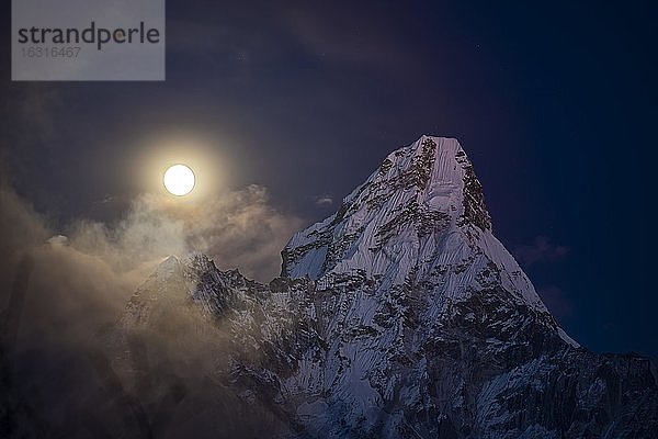 Ama Dablam 6812 m im Abendlicht mit Mond (Matterhorn Nepals)  Mahalangur Himal  Solu Khumbu  Nepal  Himalaya  Asien
