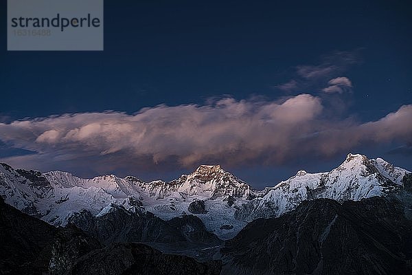 Ausblick im Abendlicht vom Renjo La Paß 5417m nach Osten auf Himalaya mit Gyachung Kang 7952m  Khumbu  Nepal  Himalaya  Asien