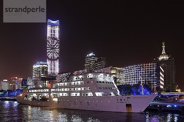 Bootsfahrt Shanghai bei Nacht  Hochhäuser  Hongkou  Shanghai  Shanghai Shi  China  Asien