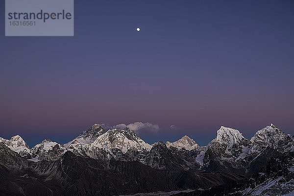 Ausblick im Abendlicht mit Mond vom Renjo La Paß 5417m nach Osten auf Himalaya mit Pumori  Changtse  Mount Everest 8848 m  Nuptse 7864m  Lhotse 8516m  Makalu 8485m  Cholatse. Khumbu  Nepal  Himalaya  Asien