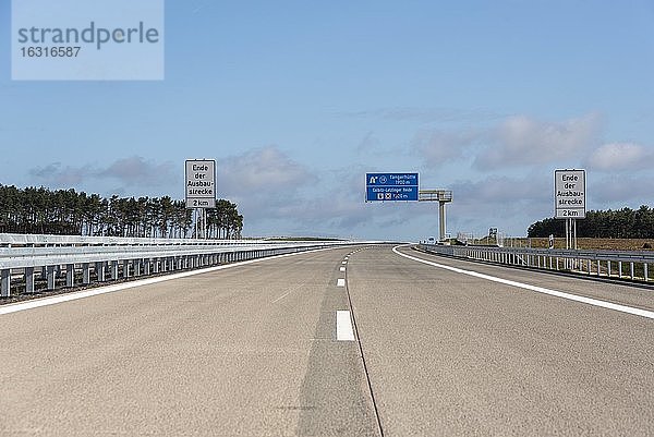 Leere Autobahn  Neubau der Nordverlängerung der A14  Dolle  Sachsen-Anhalt  Deutschland  Europa