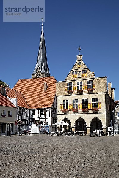 Pfarrkirche St. Christophorus und Altes Rathaus  Werne  Westfalen  Nordrhein-Westfalen  Deutschland  Europa