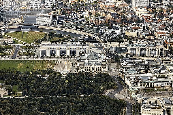 Brandenburger Tor am Pariser Platz  Reichstag und dahinter Paul-Löbe-Haus und Marie-Elisabeth-Lüders-Haus  Berlin  Deutschland  Europa