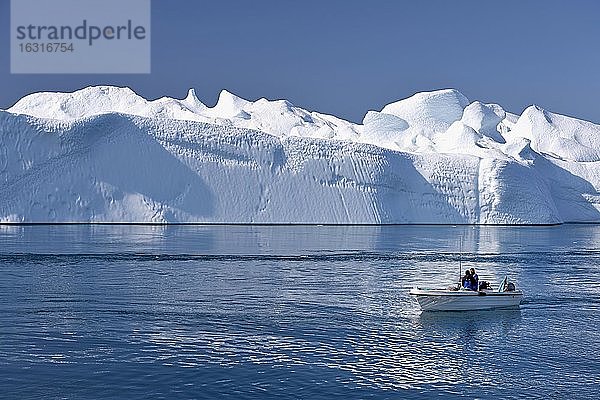 Fischer mit Boot vor gigantischen Eisbergen  UNESCO-Weltnaturerbe  Ilulissat  Diskobucht  Westgrönland  Grönland  Nordamerika
