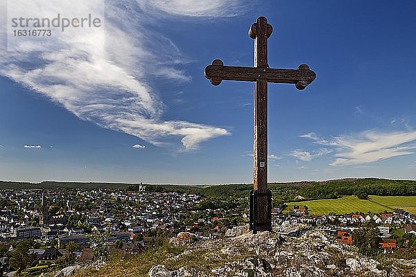 Kreuz auf dem Piusberg mit Blick auf die Stadt  Warstein  Sauerland  Nordrhein-Westfalen  Deutschland  Europa