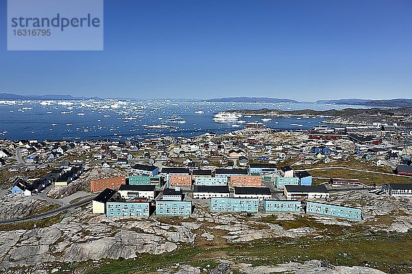 Stadtansicht mit bunten Häusern  Blick in die Diskobucht zum Kreuzfahrtschiff MS Deutschland  Ilulissat  Westgrönland  Grönland  Nordamerika