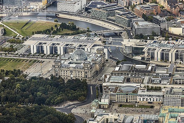 Brandenburger Tor  Reichstag und dahinter das Paul-Löbe-Haus  Berlin  Deutschland  Europa