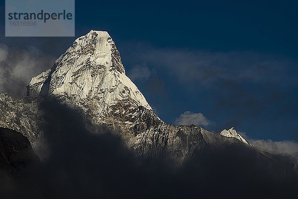 Ama Dablam 6812 m im Abendlicht (Matterhorn Nepals)  Mahalangur Himal  Solu Khumbu  Nepal  Himalaya  Asien