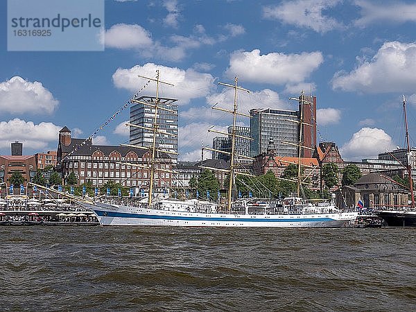 Segelschiff vor Landungsbrücken  Hamburg  Deutschland  Europa