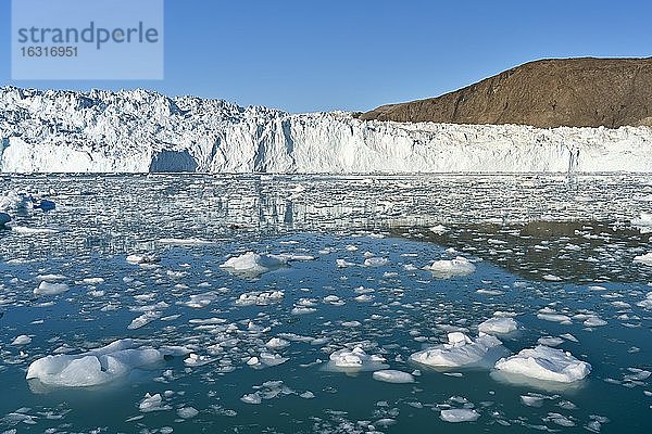 Eqi Gletscher mit Treibeis im Vordergrund  Diskobucht  Westgrönland  Grönland  Nordamerika