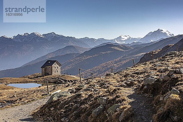 Berghütte Sesvenna vor Alpenpanorama mit Ortler  Südtirol  Italien  Europa