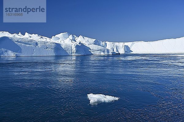 Gigantische Eisberge im Eisfjord  UNESCO-Weltnaturerbe  Ilulissat  Diskobucht  Westgrönland  Grönland  Nordamerika
