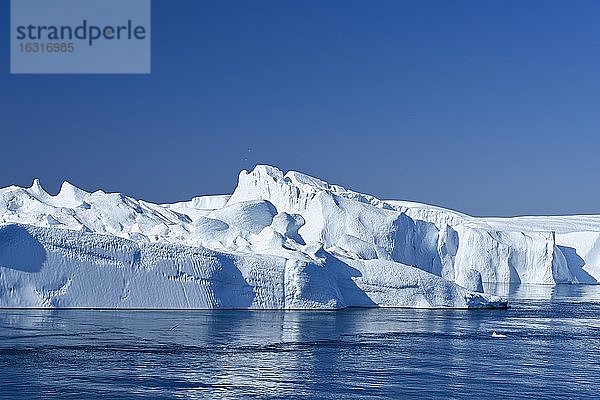 Gigantische Eisberge im Eisfjord  UNESCO-Weltnaturerbe  Ilulissat  Diskobucht  Westgrönland  Grönland  Nordamerika