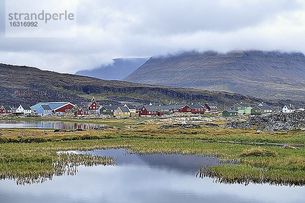 Ortsansicht mit typisch bunt bemalten Häusern  vorne kleiner Teich  Qeqertarsuaq  Diskoinsel  Diskobucht  Grönland  Nordamerika