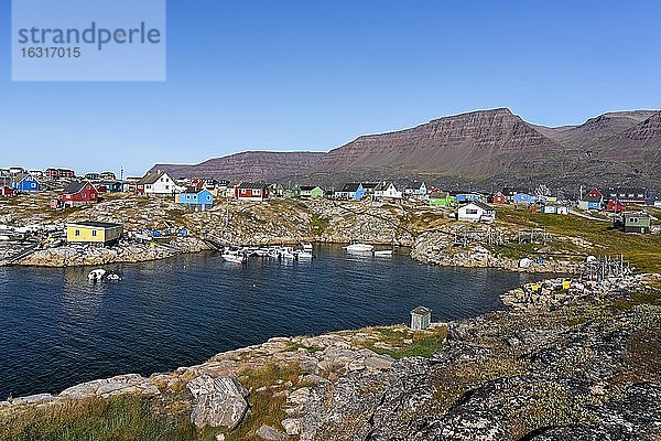 Ortsansicht mit typisch bunt bemalten Häusern  vorne Bucht mit kleinen Booten  Qeqertarsuaq  Diskoinsel  Diskobucht  Grönland  Nordamerika