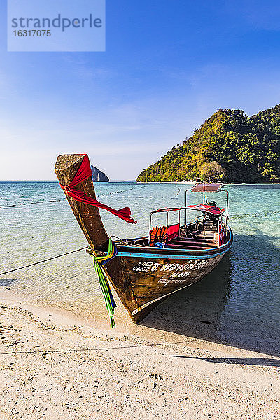 Longtail-Boote auf der Insel Tup  Provinz Krabi  Thailand  Südostasien  Asien