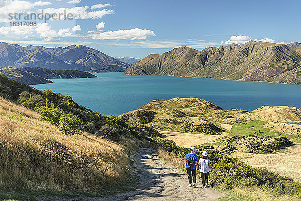 Wanderer auf dem Roy's Peak Track mit Blick auf den Wanakasee  Mount-Aspiring National Park  Otago  Südinsel  Neuseeland  Pazifik