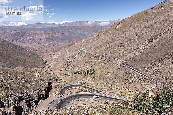 Route 52  eine steile Straße  die zum Piedra del Molino-Pass führt  Nationalpark Los Cardones  Provinz Salta  Argentinien  Südamerika