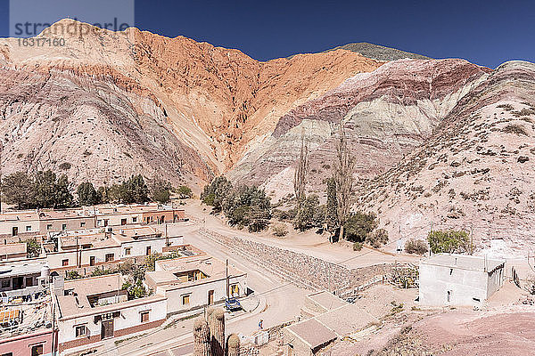 Das Dorf Purmamarca  am Fuße des Seven Colors Hill  Provinz Jujuy im Nordwesten Argentiniens  Südamerika