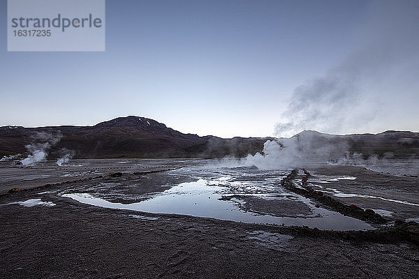 Licht vor der Morgendämmerung auf den Geysire del Tatio (El Tatio)  dem drittgrössten Geysirfeld der Welt  Zentrale Vulkanzone der Anden  Region Antofagasta  Chile  Südamerika