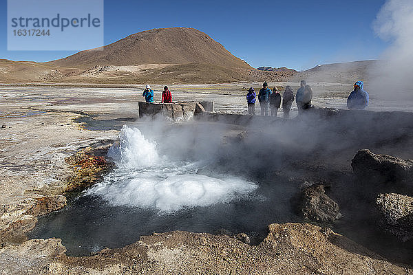 Touristen in den Geysire del Tatio (El Tatio)  dem drittgrößten Geysirfeld der Welt  Zentrale Anden-Vulkanzone  Region Antofagasta  Chile  Südamerika