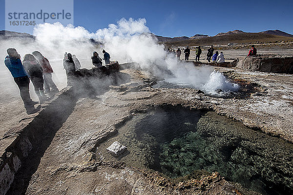 Touristen in den Geysire del Tatio (El Tatio)  dem drittgrößten Geysirfeld der Welt  Zentrale Anden-Vulkanzone  Region Antofagasta  Chile  Südamerika