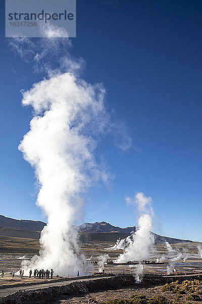 Touristen in den Geysire del Tatio (El Tatio)  dem drittgrößten Geysirfeld der Welt  Zentrale Anden-Vulkanzone  Region Antofagasta  Chile  Südamerika