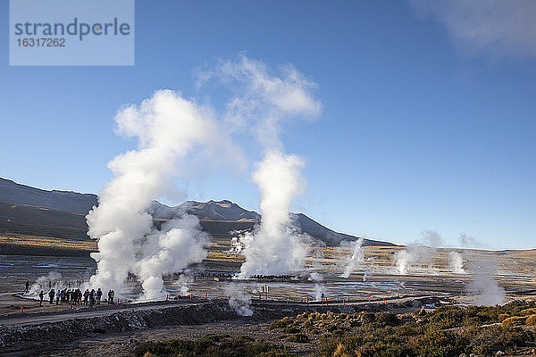 Touristen in den Geysire del Tatio (El Tatio)  dem drittgrößten Geysirfeld der Welt  Zentrale Anden-Vulkanzone  Region Antofagasta  Chile  Südamerika