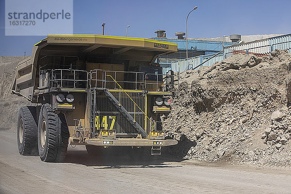 Riesige Muldenkipper bei der Arbeit in der Kupfermine Chuquicamata im Tagebau  der volumenmäßig größten der Welt  Chile  Südamerika