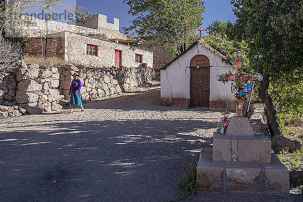 Eine kleine Kirche und ein Kreuz im chilenischen Hochlanddorf Caspana  Chile  Südamerika
