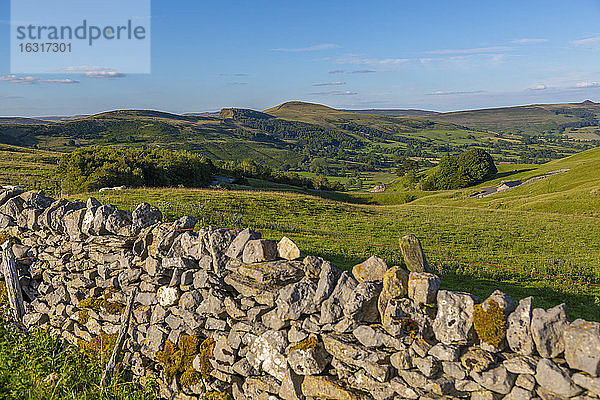 Traditionelle Trockenmauer und Blick auf das Hope Valley  Castleton  Peak District National Park  Derbyshire  England  Vereinigtes Königreich  Europa