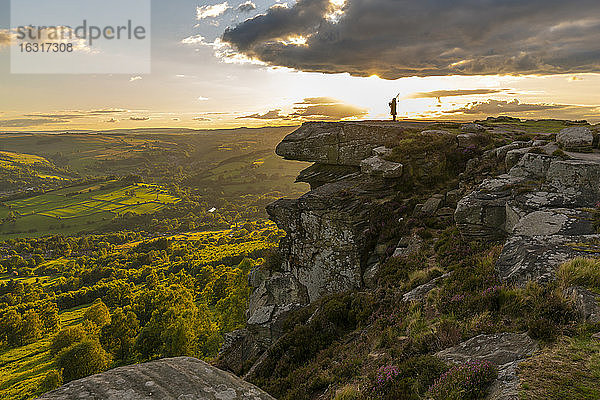 Blick auf den einsamen Dudelsackspieler bei Sonnenuntergang am Curbar Edge  Curbar  Hope Valley  Peak District National Park  Derbyshire  England  Grossbritannien  Europa